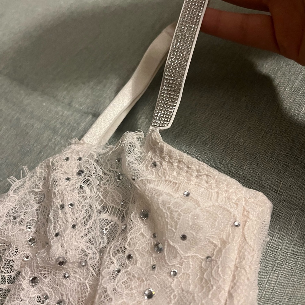 Victoria's Secret White Lace Bra with Sparkling Accents - Picture 2 of 6